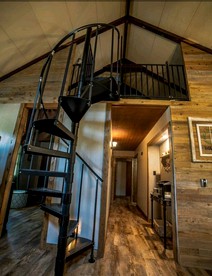 Beautiful and Spacious Texas Hill Country Cottage for a San Antonio Vacation with the Family - Pipe Creek, Texas - glamping.directory