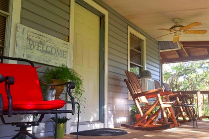 Beautiful and Spacious Texas Hill Country Cottage for a San Antonio Vacation with the Family - Pipe Creek, Texas - glamping.directory