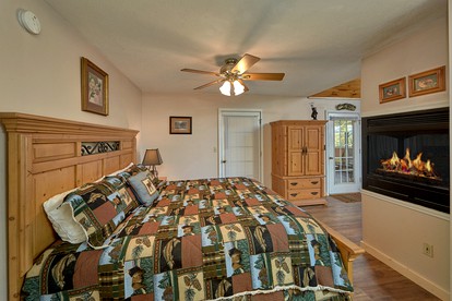 Picturesque Gatlinburg Cabin Rental for Romantic Getaways in Tennessee - Gatlinburg, Tennessee - glamping.directory