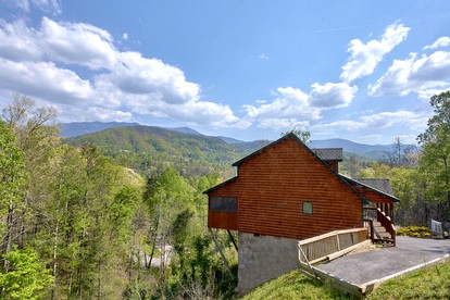 Picturesque Gatlinburg Cabin Rental for Romantic Getaways in Tennessee - glamping.directory