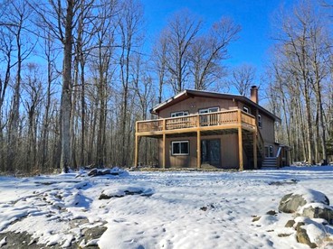 Spacious Mountain Cabin with a Fire Pit near Deep Creek Lake in Maryland - Oakland, Maryland - glamping.directory