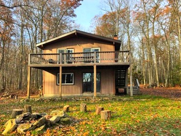 Spacious Mountain Cabin with a Fire Pit near Deep Creek Lake in Maryland - Oakland, Maryland - glamping.directory
