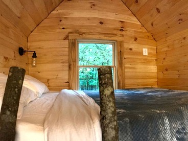 Secluded Tree House Rental with a Sleeping Loft near Lake Jocassee in South Carolina - Salem, South Carolina - glamping.directory