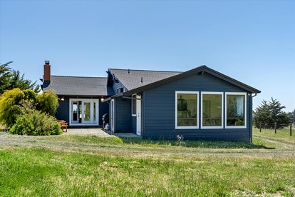 Fantastic Cabin with Fireplace in Bodega Bay, California - Bodega Bay, California - glamping.directory