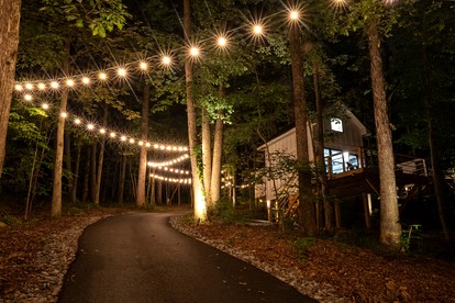 Lofted Romantic Tree House Immersed in Nature in Alabama - Scottsboro, Alabama - glamping.directory