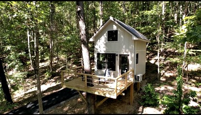Lofted Romantic Tree House Immersed in Nature in Alabama - glamping.directory