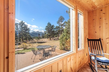 Delightful Rustic Cabin with Fireplace and Spectacular Mountain Views in Estes Park, Colorado - Estes Park, Colorado - glamping.directory