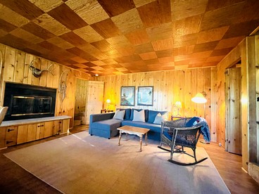Delightful Rustic Cabin with Fireplace and Spectacular Mountain Views in Estes Park, Colorado - Estes Park, Colorado - glamping.directory
