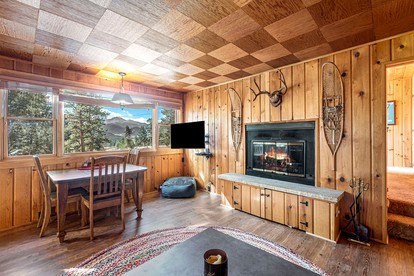Delightful Rustic Cabin with Fireplace and Spectacular Mountain Views in Estes Park, Colorado - Estes Park, Colorado - glamping.directory