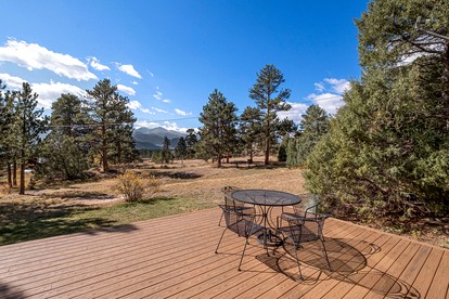 Delightful Rustic Cabin with Fireplace and Spectacular Mountain Views in Estes Park, Colorado - Estes Park, Colorado - glamping.directory