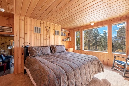 Delightful Rustic Cabin with Fireplace and Spectacular Mountain Views in Estes Park, Colorado - Estes Park, Colorado - glamping.directory