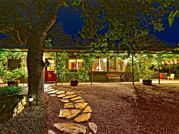Quiet Cottage Rental for Two in Horse Country near Yosemite National Park Gateway, California - glamping.directory