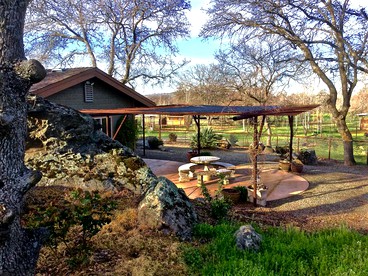 Quiet Cottage Rental for Two in Horse Country near Yosemite National Park Gateway, California - Catheys Valley, California - glamping.directory