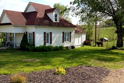 Idyllic Cottage Rental Tucked Away in the Countryside near Springfield, Missouri - glamping.directory