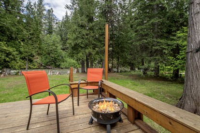 Spectacular Riverfront Family Cabin with Hot-Tub and Barbecue in Leavenworth, Washington - Leavenworth, Washington - glamping.directory