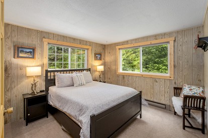 Spectacular Riverfront Family Cabin with Hot-Tub and Barbecue in Leavenworth, Washington - Leavenworth, Washington - glamping.directory