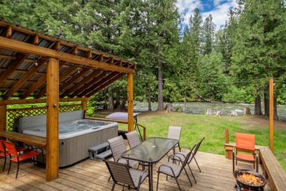 Spectacular Riverfront Family Cabin with Hot-Tub and Barbecue in Leavenworth, Washington - Leavenworth, Washington - glamping.directory