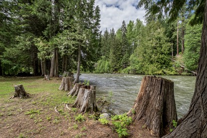 Spectacular Riverfront Family Cabin with Hot-Tub and Barbecue in Leavenworth, Washington - Leavenworth, Washington - glamping.directory
