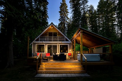 Spectacular Riverfront Family Cabin with Hot-Tub and Barbecue in Leavenworth, Washington - glamping.directory