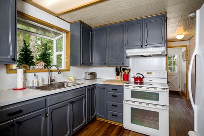 Spectacular Riverfront Family Cabin with Hot-Tub and Barbecue in Leavenworth, Washington - Leavenworth, Washington - glamping.directory