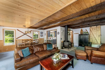 Spectacular Riverfront Family Cabin with Hot-Tub and Barbecue in Leavenworth, Washington - Leavenworth, Washington - glamping.directory