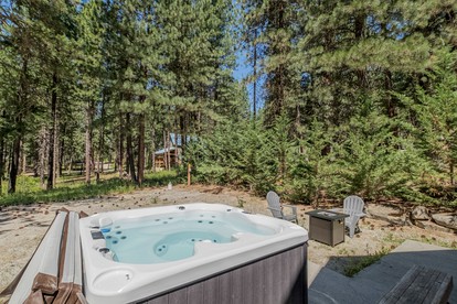 Fantastic Wooden Cabin with Hot-tub and Fire Pit in Leavenworth, Washington - Leavenworth, Washington - glamping.directory