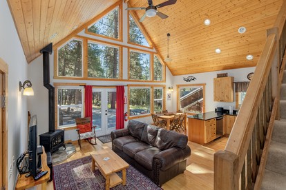 Fantastic Wooden Cabin with Hot-tub and Fire Pit in Leavenworth, Washington - Leavenworth, Washington - glamping.directory