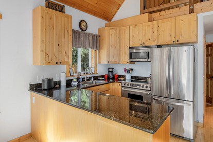 Fantastic Wooden Cabin with Hot-tub and Fire Pit in Leavenworth, Washington - Leavenworth, Washington - glamping.directory