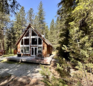 Fantastic Wooden Cabin with Hot-tub and Fire Pit in Leavenworth, Washington - glamping.directory