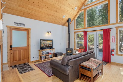 Fantastic Wooden Cabin with Hot-tub and Fire Pit in Leavenworth, Washington - Leavenworth, Washington - glamping.directory