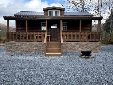 Cozy Modern Cabin with Stunning Mountain Views near Spruce Pine, North Carolina - Newland, North Carolina - glamping.directory