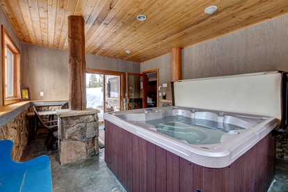 Stylish Breckenridge Accommodation with Views of Quandary Mountain - Blue River, Colorado - glamping.directory