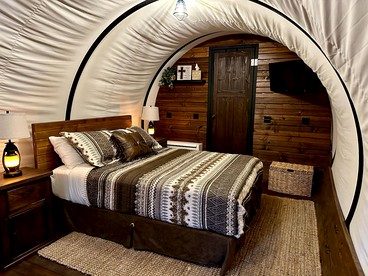 Elegant, Vintage Conestoga Covered Wagon Getaway in Denver, Pennsylvania - Denver, Pennsylvania - glamping.directory