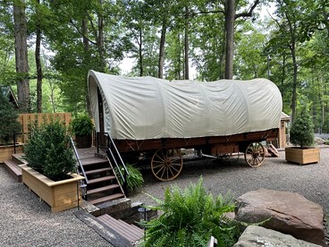 Elegant, Vintage Conestoga Covered Wagon Getaway in Denver, Pennsylvania - Denver, Pennsylvania - glamping.directory