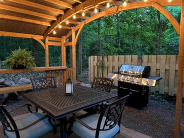 Elegant, Vintage Conestoga Covered Wagon Getaway in Denver, Pennsylvania - Denver, Pennsylvania - glamping.directory