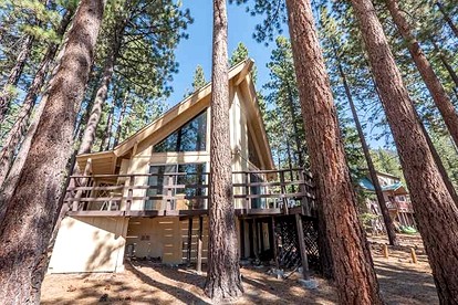 Delightful Rustic Cabin for Family and Group Getaways near Heavenly Ski Resort and Lake Tahoe, California - South Lake Tahoe, California - glamping.directory