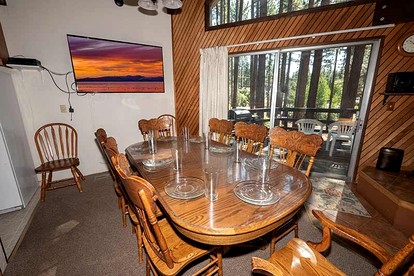 Delightful Rustic Cabin for Family and Group Getaways near Heavenly Ski Resort and Lake Tahoe, California - South Lake Tahoe, California - glamping.directory