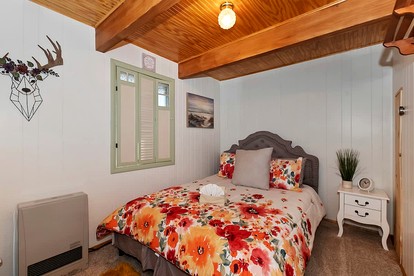 Tranquil Retreat: Lakeside Cabin in Fawnskin, Big Bear Mountains - San Bernardino, California - glamping.directory