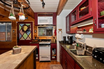 Tranquil Retreat: Lakeside Cabin in Fawnskin, Big Bear Mountains - San Bernardino, California - glamping.directory