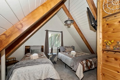Tranquil Retreat: Lakeside Cabin in Fawnskin, Big Bear Mountains - San Bernardino, California - glamping.directory