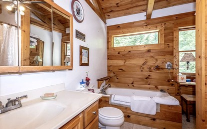 Peaceful Hillside Retreat with Panoramic Valley Views near Wineries in Newberg, Oregon - Newberg, Oregon - glamping.directory