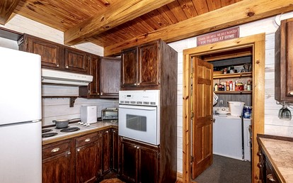 Peaceful Hillside Retreat with Panoramic Valley Views near Wineries in Newberg, Oregon - Newberg, Oregon - glamping.directory