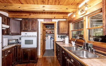 Peaceful Hillside Retreat with Panoramic Valley Views near Wineries in Newberg, Oregon - Newberg, Oregon - glamping.directory