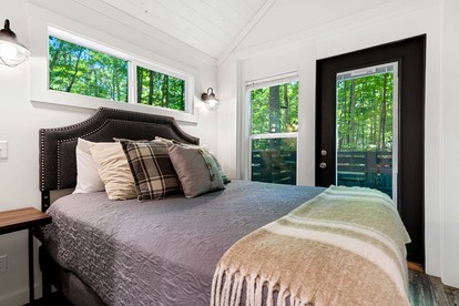 Luxurious Tiny Cabin with Hot-Tub and Fire Pit in Tennessee - Monteagle, Tennessee - glamping.directory