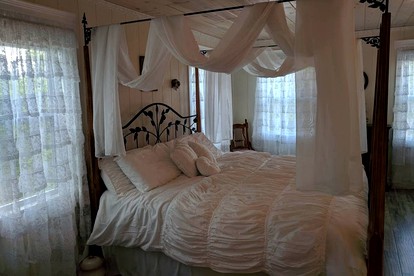 Farmhouse Guest Room with Mountain Views for a Getaway Only Five Minutes from Downtown Blue Ridge, Georgia - Blue Ridge, Georgia - glamping.directory