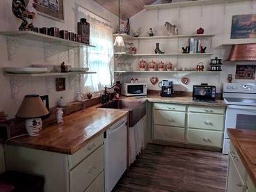 Farmhouse Guest Room with Mountain Views for a Getaway Only Five Minutes from Downtown Blue Ridge, Georgia - Blue Ridge, Georgia - glamping.directory