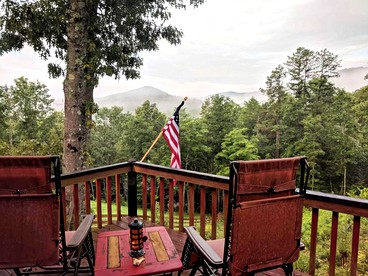 Farmhouse Guest Room with Mountain Views for a Getaway Only Five Minutes from Downtown Blue Ridge, Georgia - Blue Ridge, Georgia - glamping.directory