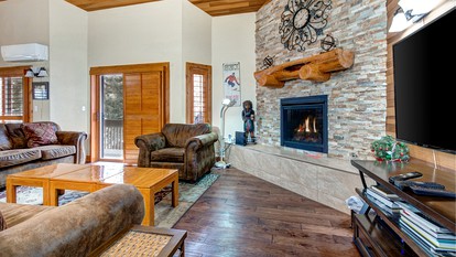 Lakeside Getaway Cabin on Family Resort with Pool near Deer Valley and Park City, Utah - Park City, Utah - glamping.directory