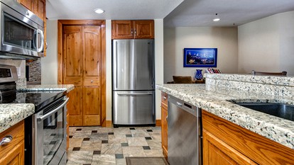 Lakeside Getaway Cabin on Family Resort with Pool near Deer Valley and Park City, Utah - Park City, Utah - glamping.directory