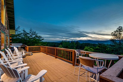 Secluded Luxury Cabin with Hot Tub on 40 Private Acres Near Moorefield, West Virginia - Moorefield, West Virginia - glamping.directory